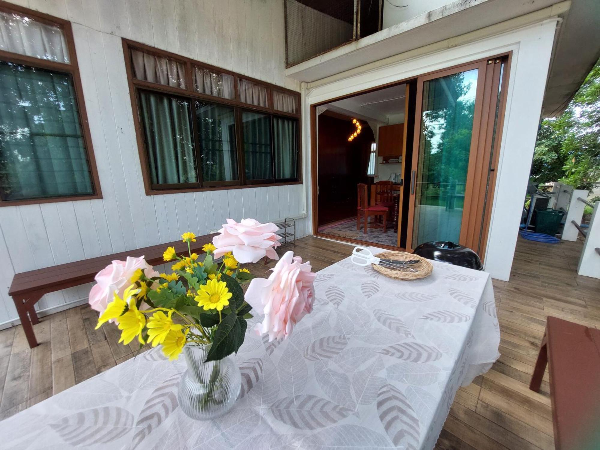 Whales Come To The River - Riverside - 3 Rooms On 2Nd Floor Ban Bang Phli Nua المظهر الخارجي الصورة
